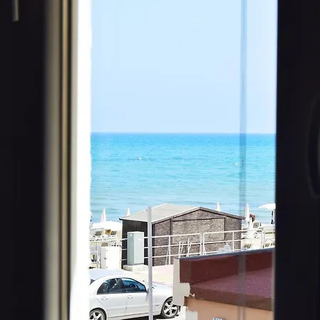 Апартаменты Mackenzie Beach Zen-apartment